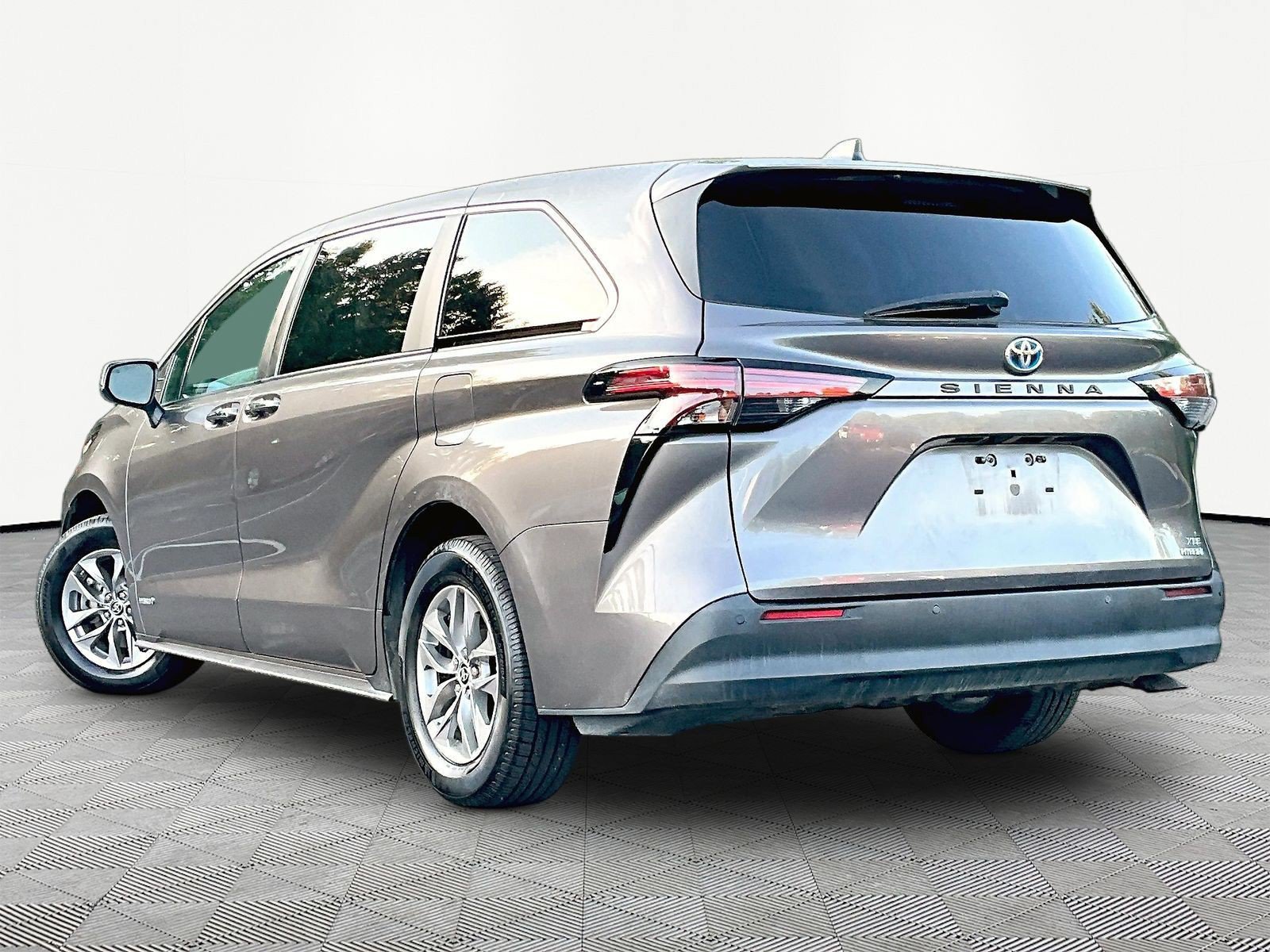 Used 2021 Toyota Sienna XLE FWD image 4