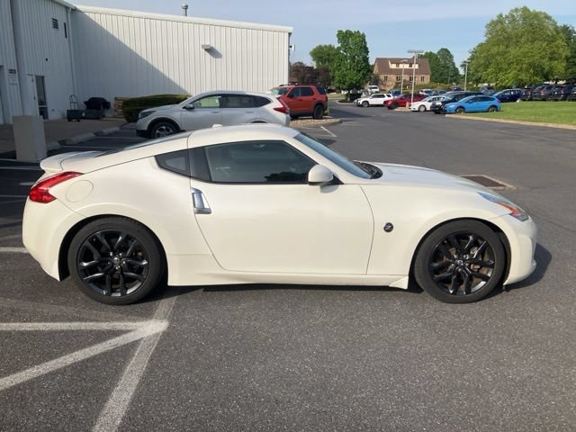 Used 2017 Nissan 370Z Touring RWD image 2