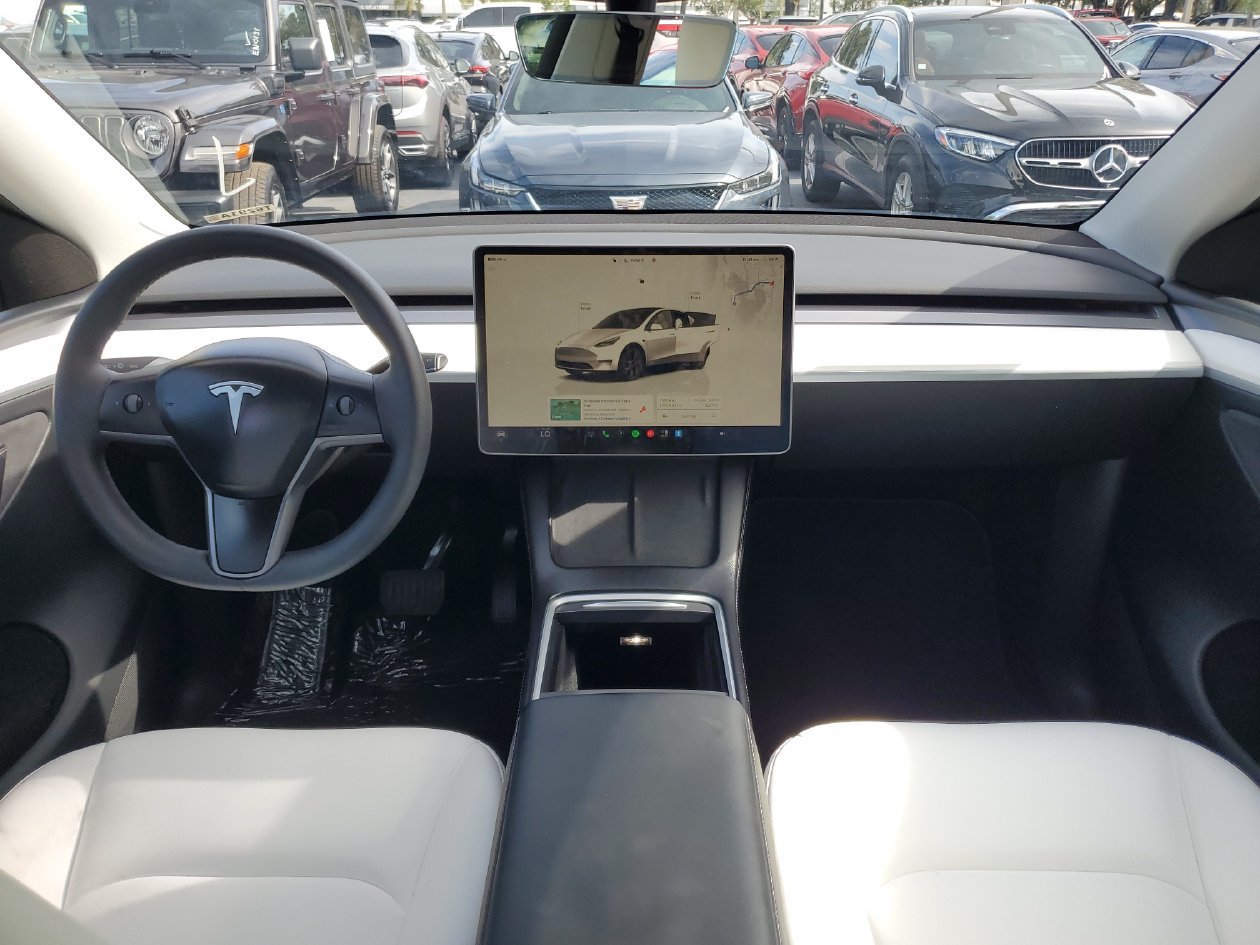 Used 2025 Tesla Model Y Long Range RWD image 11