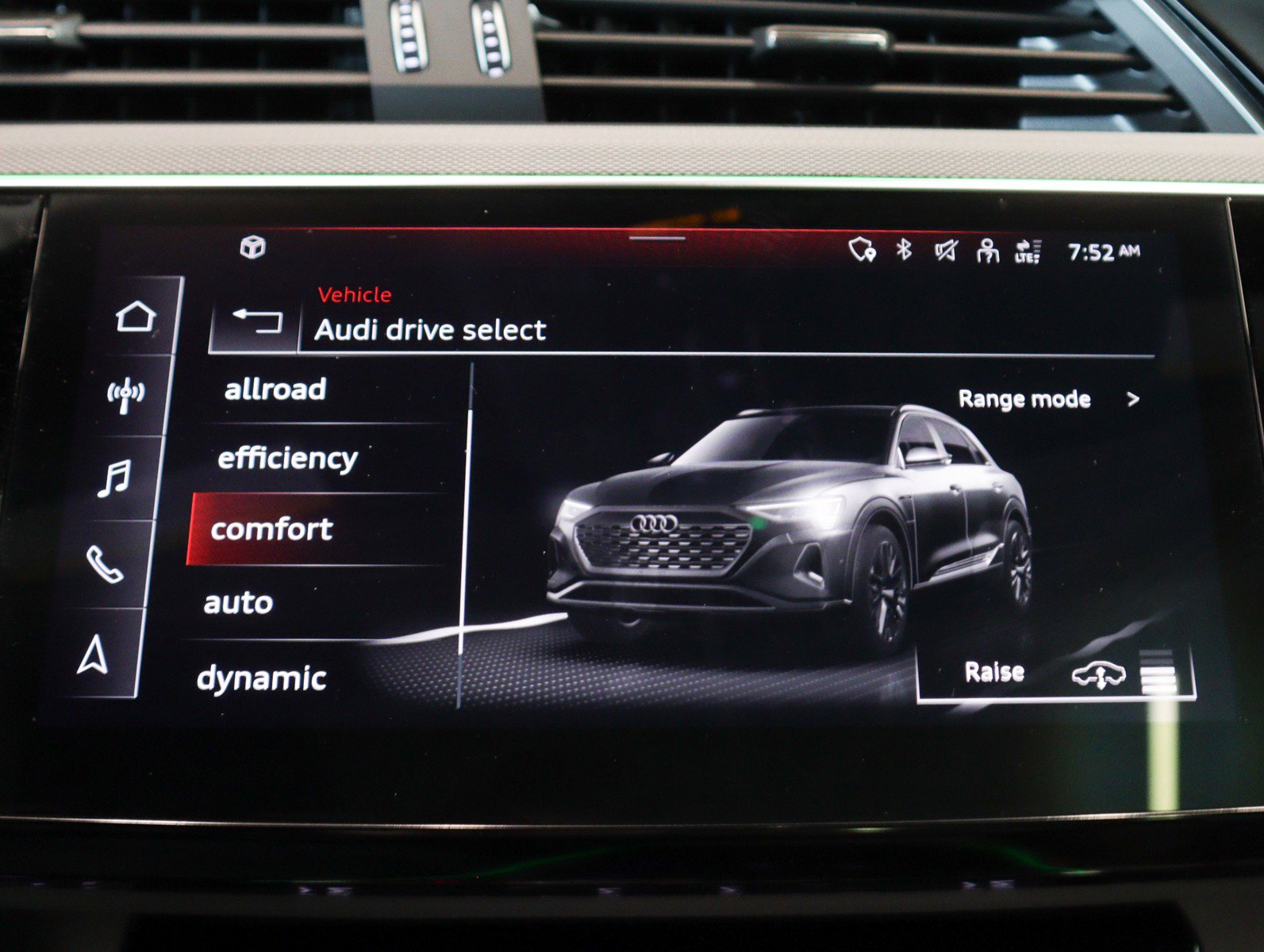 Used 2024 Audi Q8 e-tron Prestige w/ Prestige Package image 22