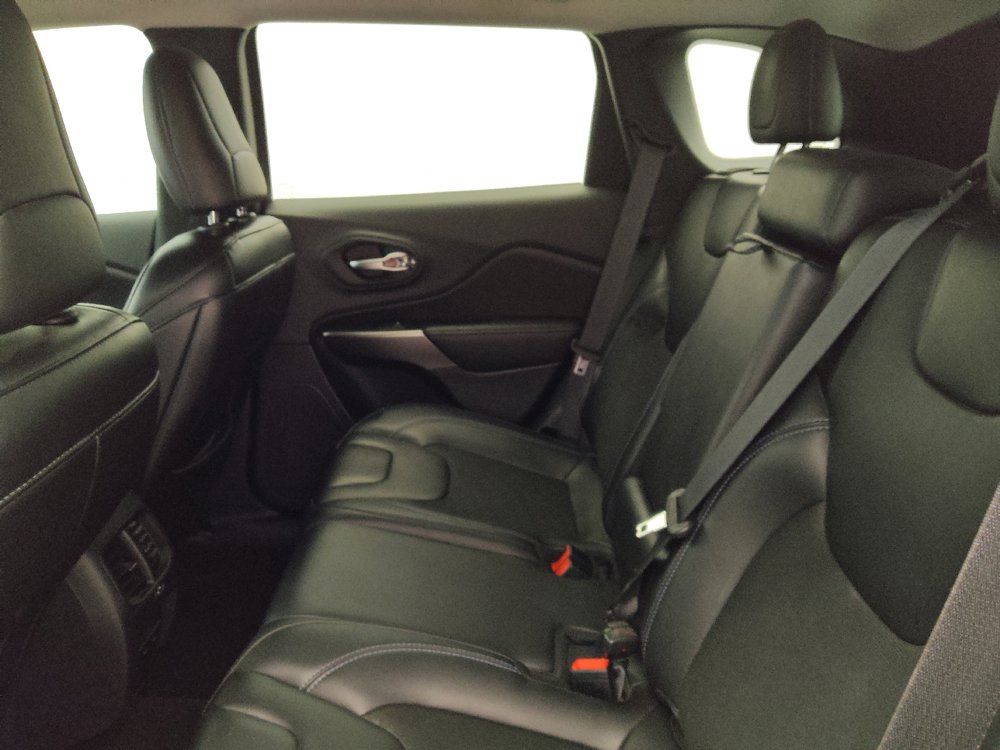 Used 2019 Jeep Cherokee Latitude Plus FWD image 18