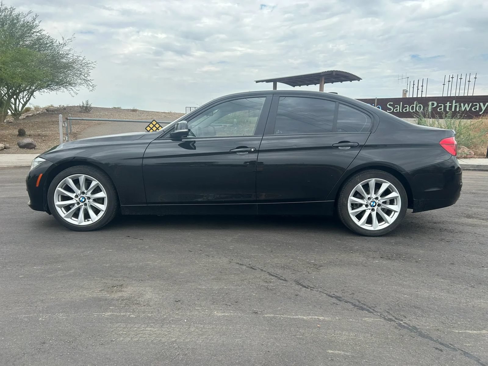 Used 2018 BMW 320i Sedan RWD image 8