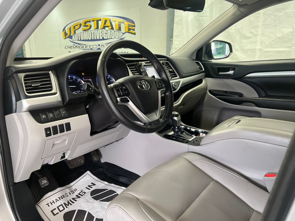 Used 2018 Toyota Highlander XLE AWD/4WD image 17