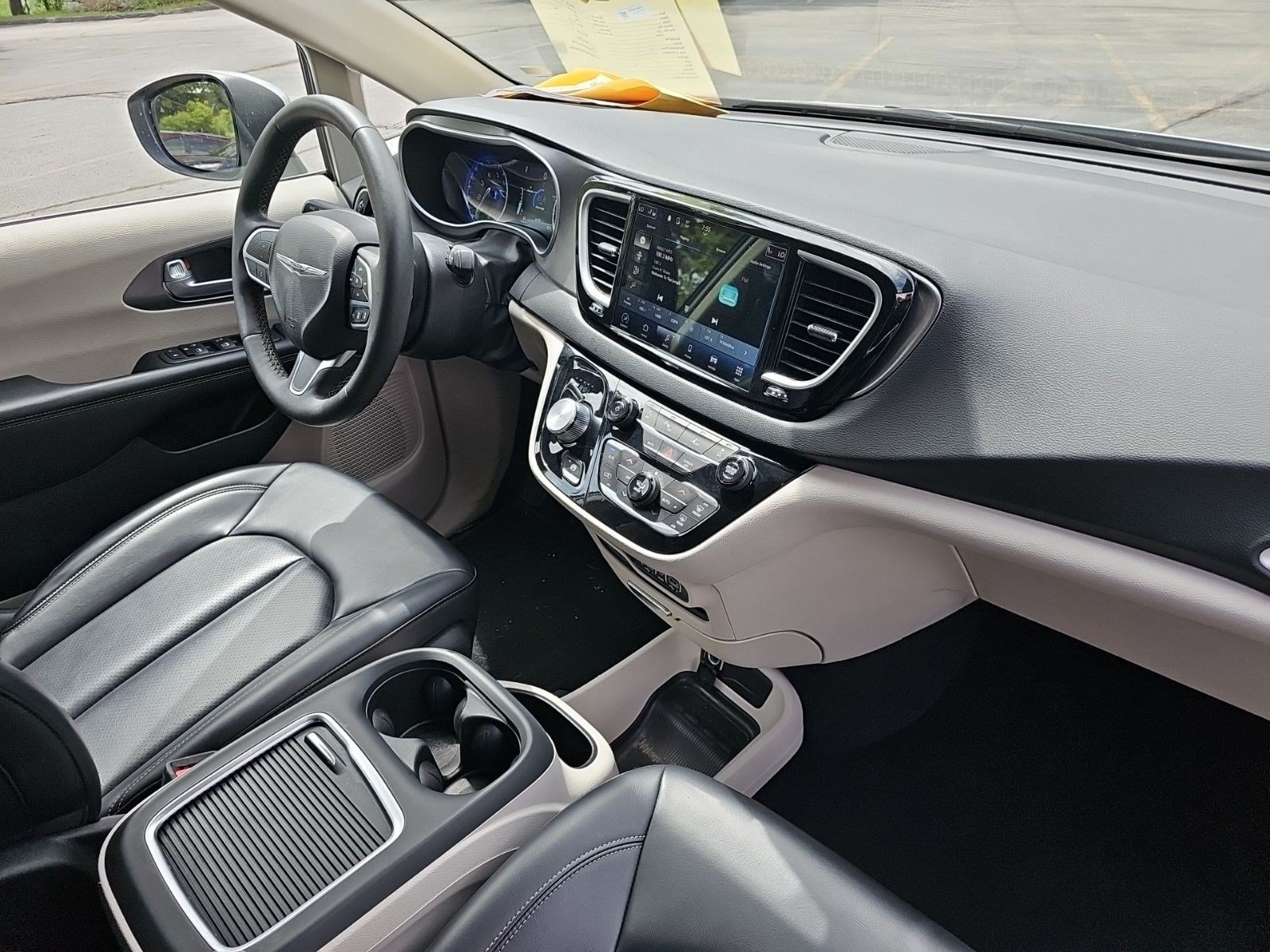 Used 2023 Chrysler Pacifica Touring-L FWD image 13