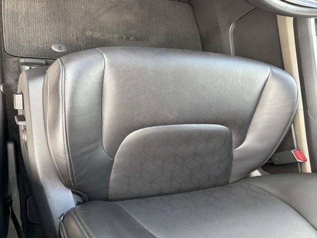 Used 2025 Kia Carnival FWD image 9