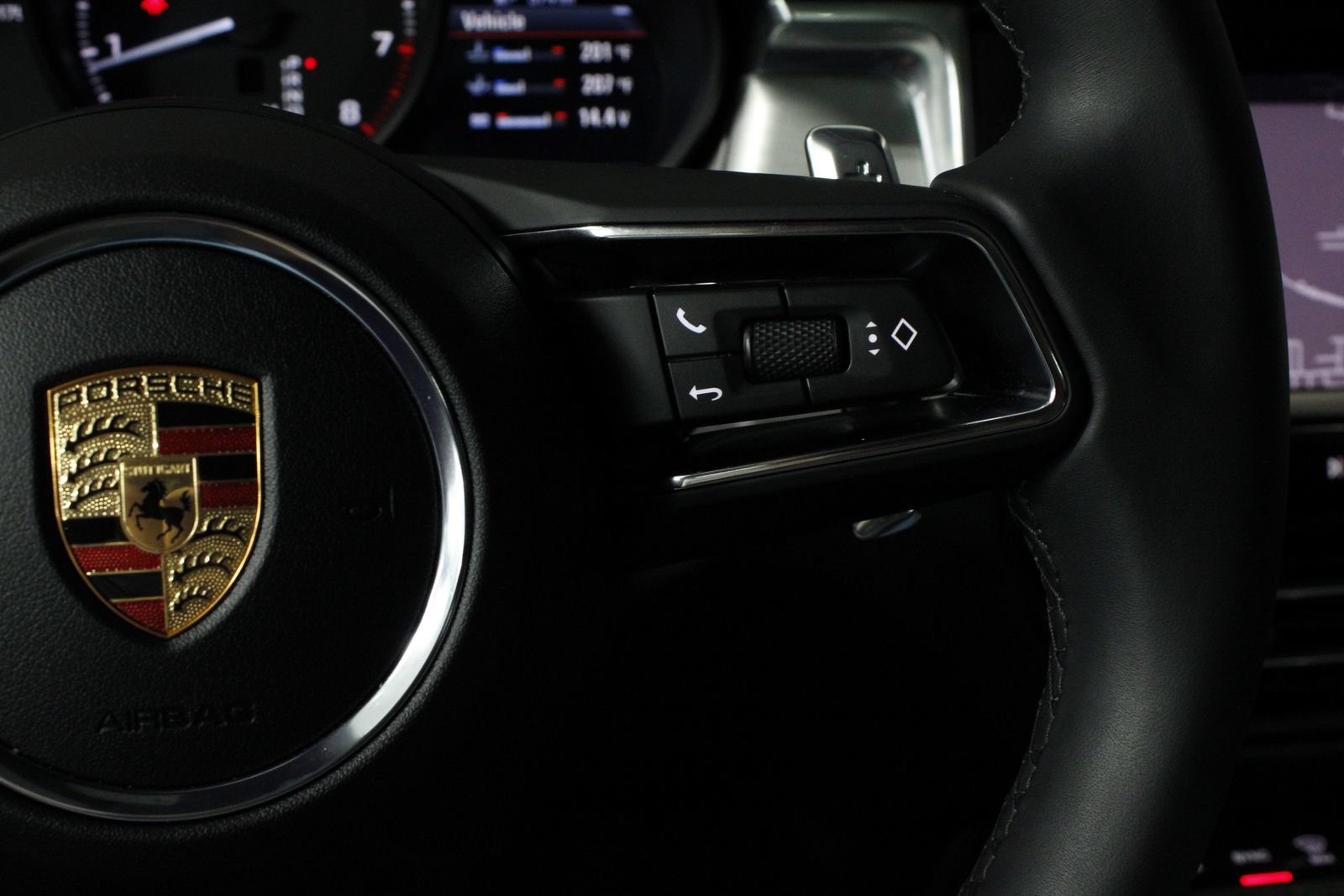 Certified 2025 Porsche Macan AWD/4WD image 22