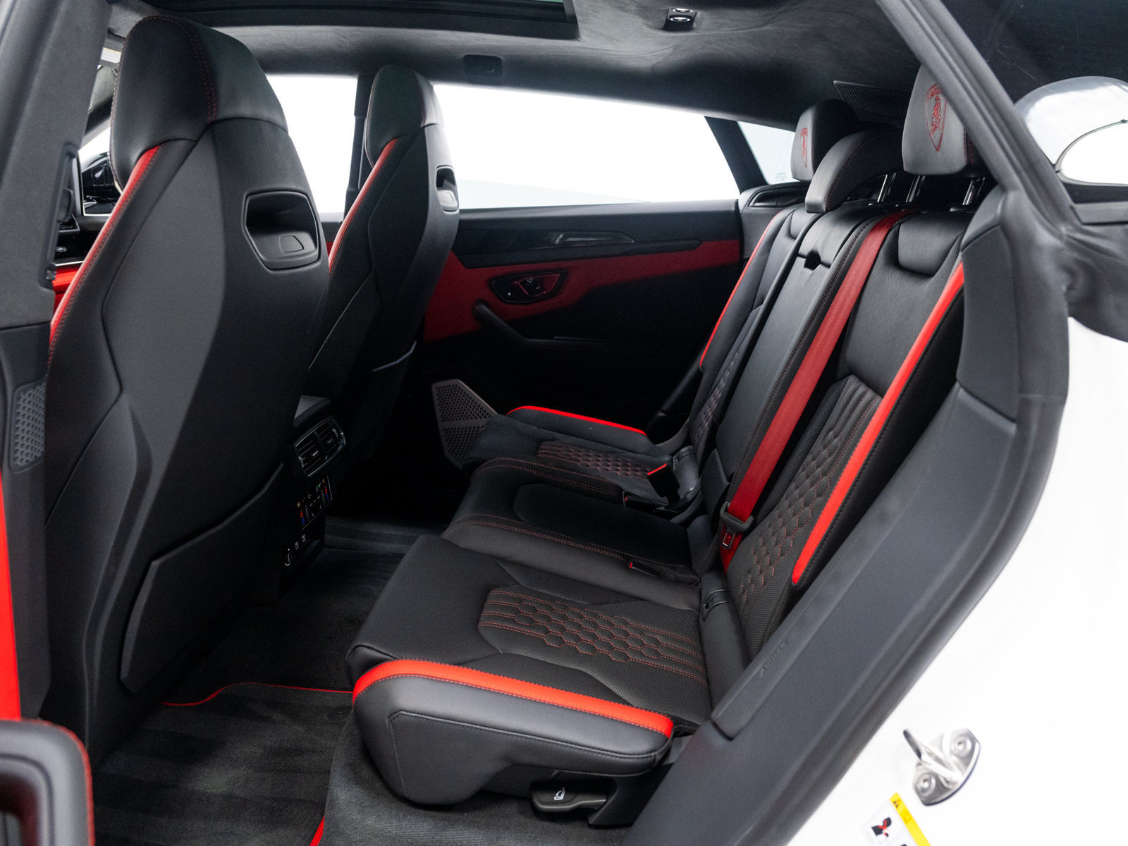 Used 2025 Lamborghini Urus SE AWD/4WD image 48