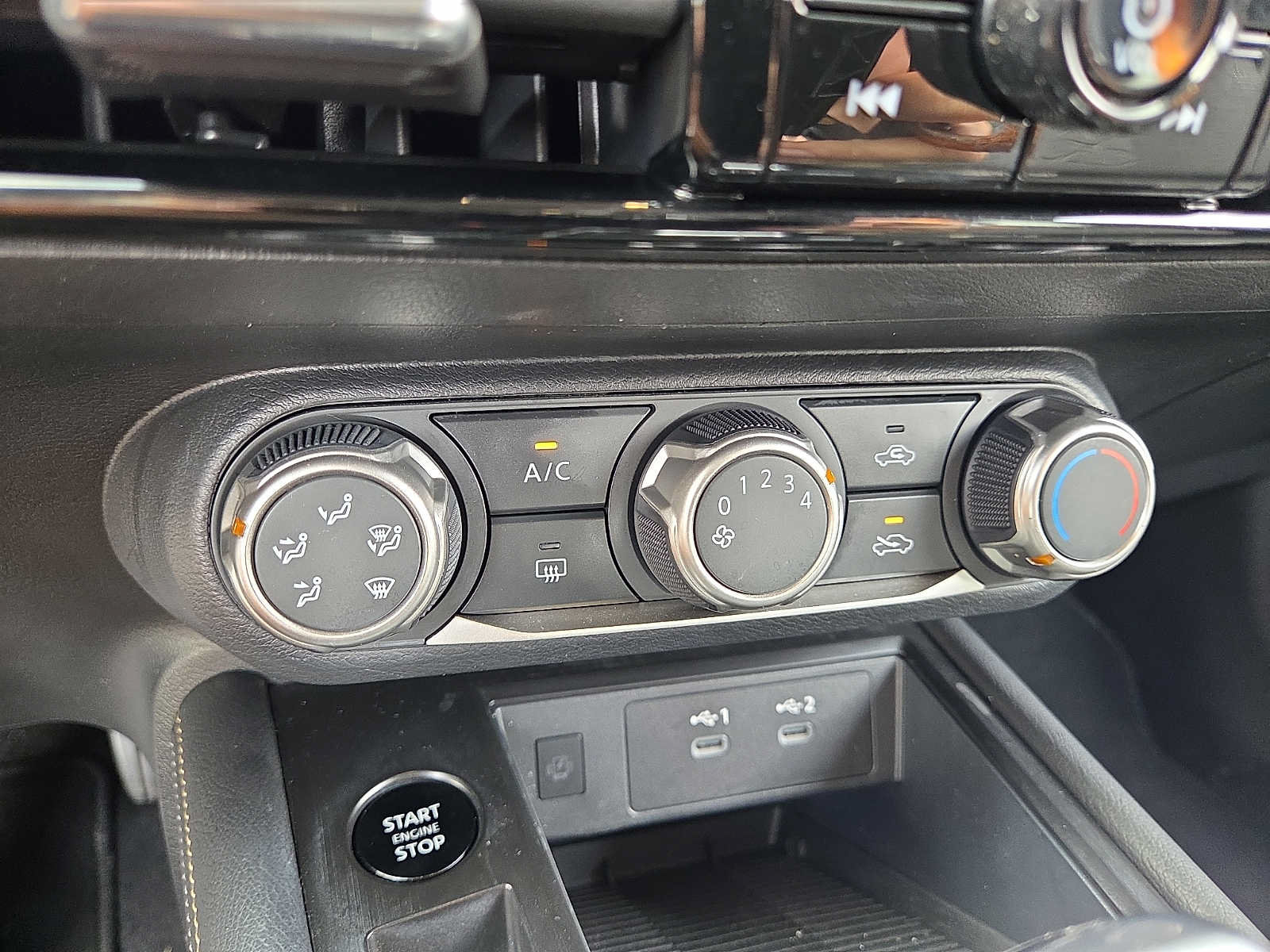 Used 2025 Nissan Kicks SV AWD/4WD image 16
