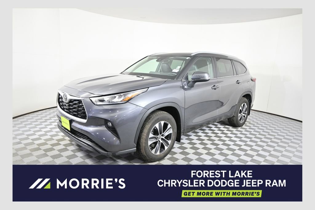 Used 2024 Toyota Highlander XLE AWD/4WD image 1