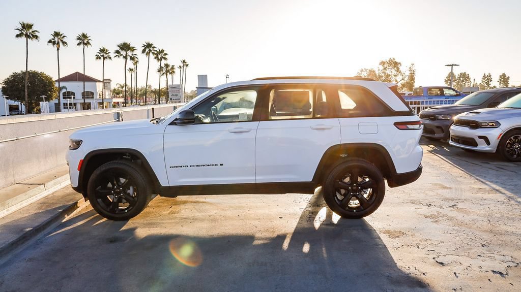 New 2026 Jeep Grand Cherokee Limited w/ Limited Altitude Package AWD/4WD image 14