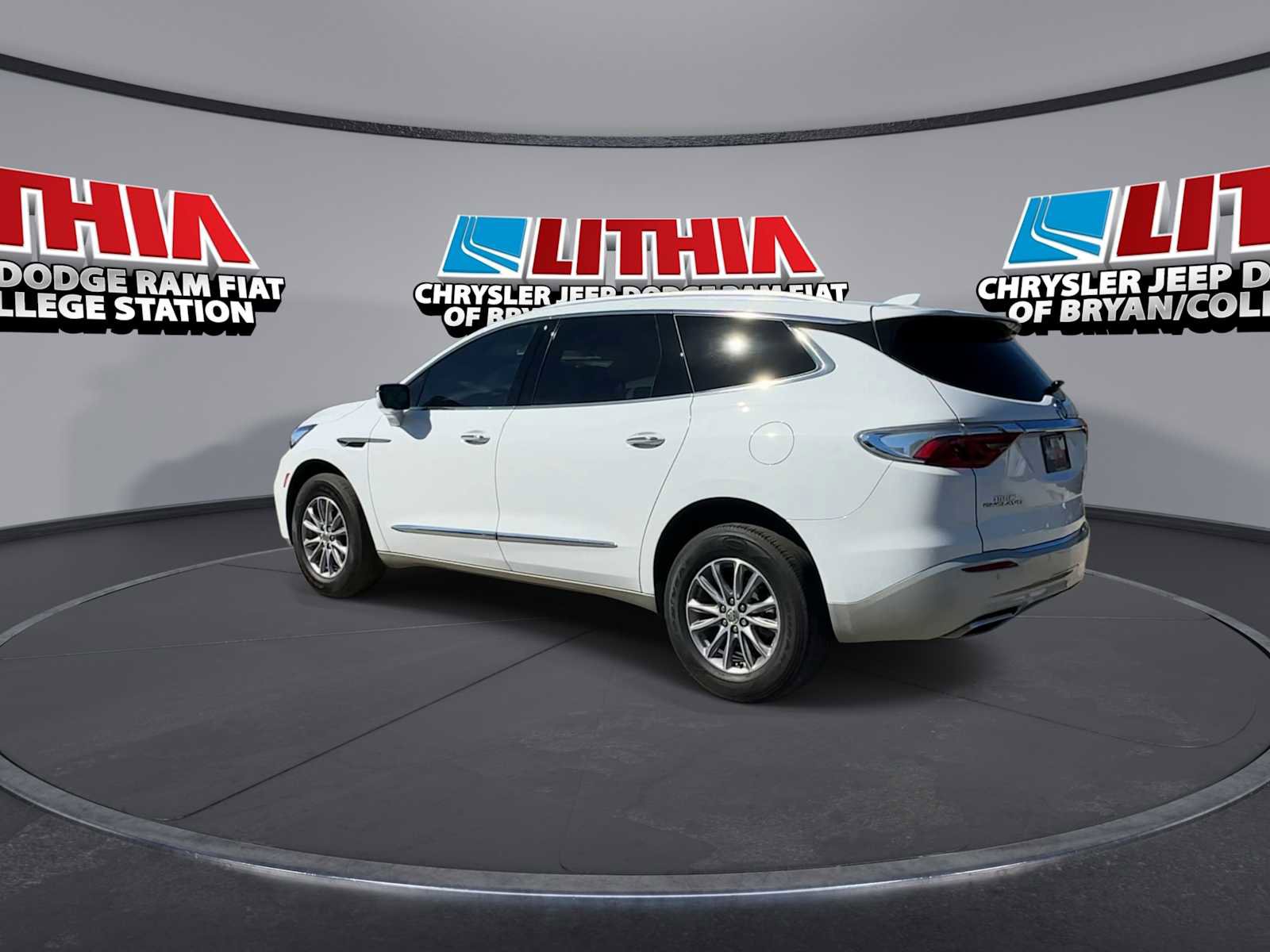 Used 2024 Buick Enclave Essence image 6
