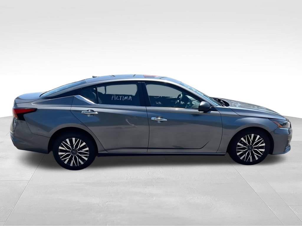 Used 2024 Nissan Altima 2.5 SV FWD image 9