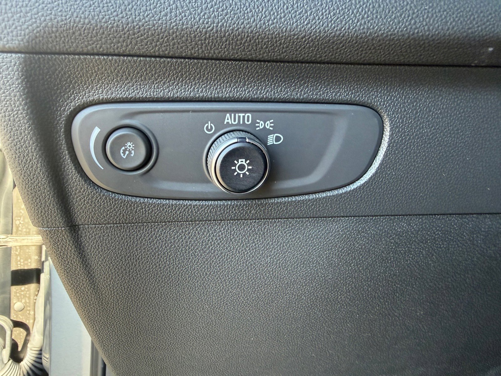 Used 2023 Buick Envision Essence w/ Sport Touring Package image 30