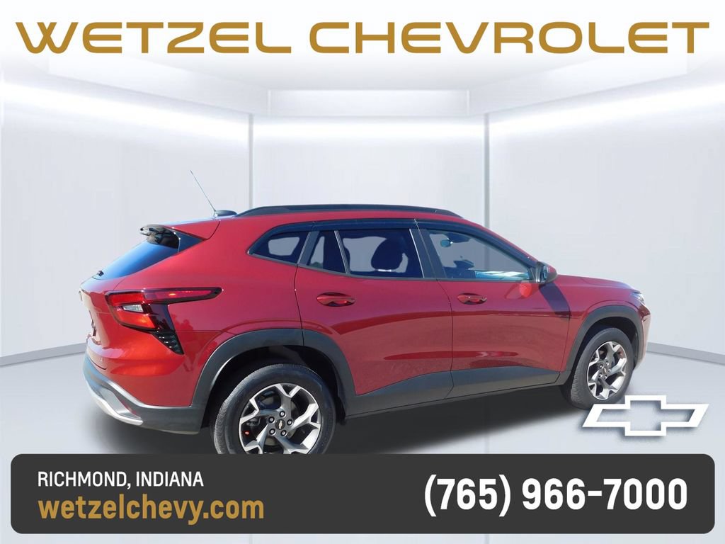 Used 2025 Chevrolet Trax LT w/ Driver Confidence Package FWD image 3
