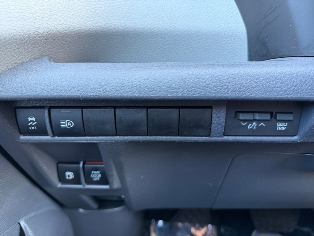 Used 2024 Toyota Sienna LE image 18