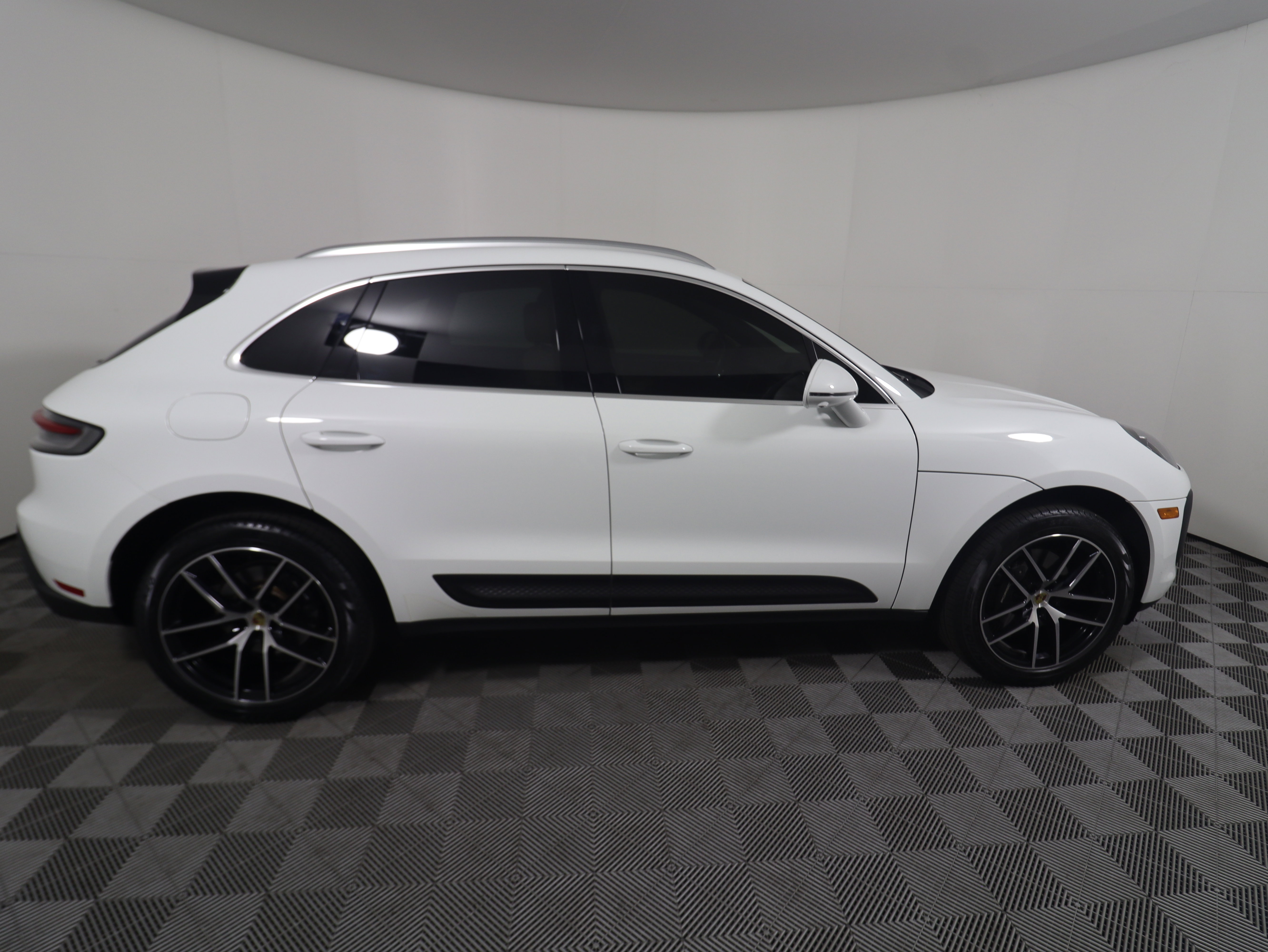 Used 2023 Porsche Macan image 6