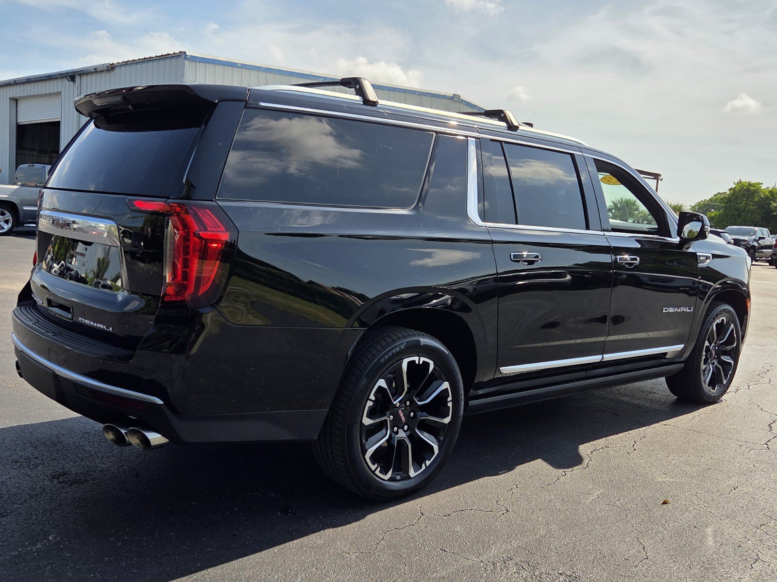 Certified 2023 GMC Yukon XL Denali w/ Denali Reserve Package AWD/4WD image 5