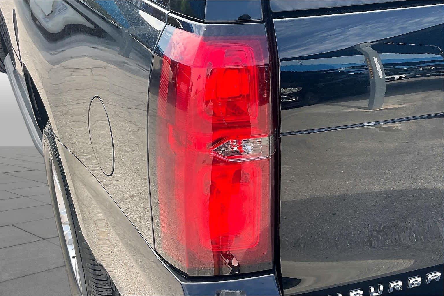 Used 2018 Chevrolet Suburban LT RWD image 29