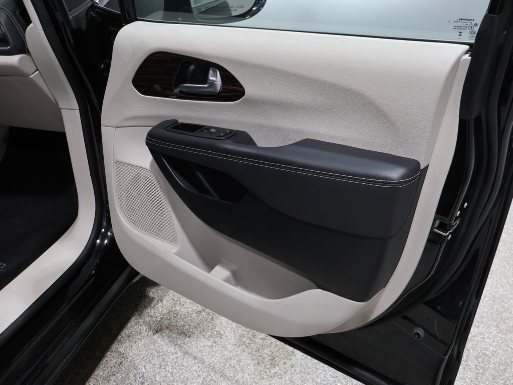 Used 2024 Chrysler Pacifica Limited image 28