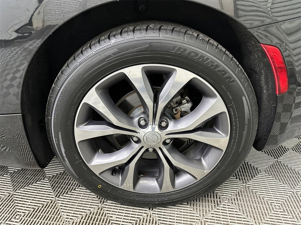 Used 2017 Chrysler Pacifica Limited w/ UConnect Theater Package image 24