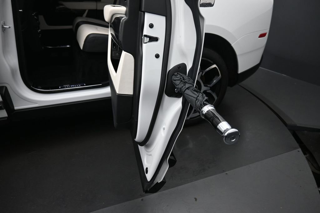Used 2021 Rolls-Royce Cullinan Black Badge AWD/4WD image 22
