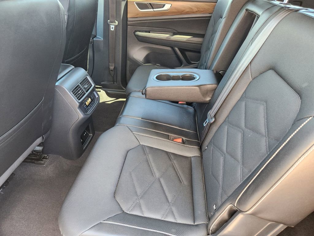 Used 2025 Volkswagen Atlas SE image 18