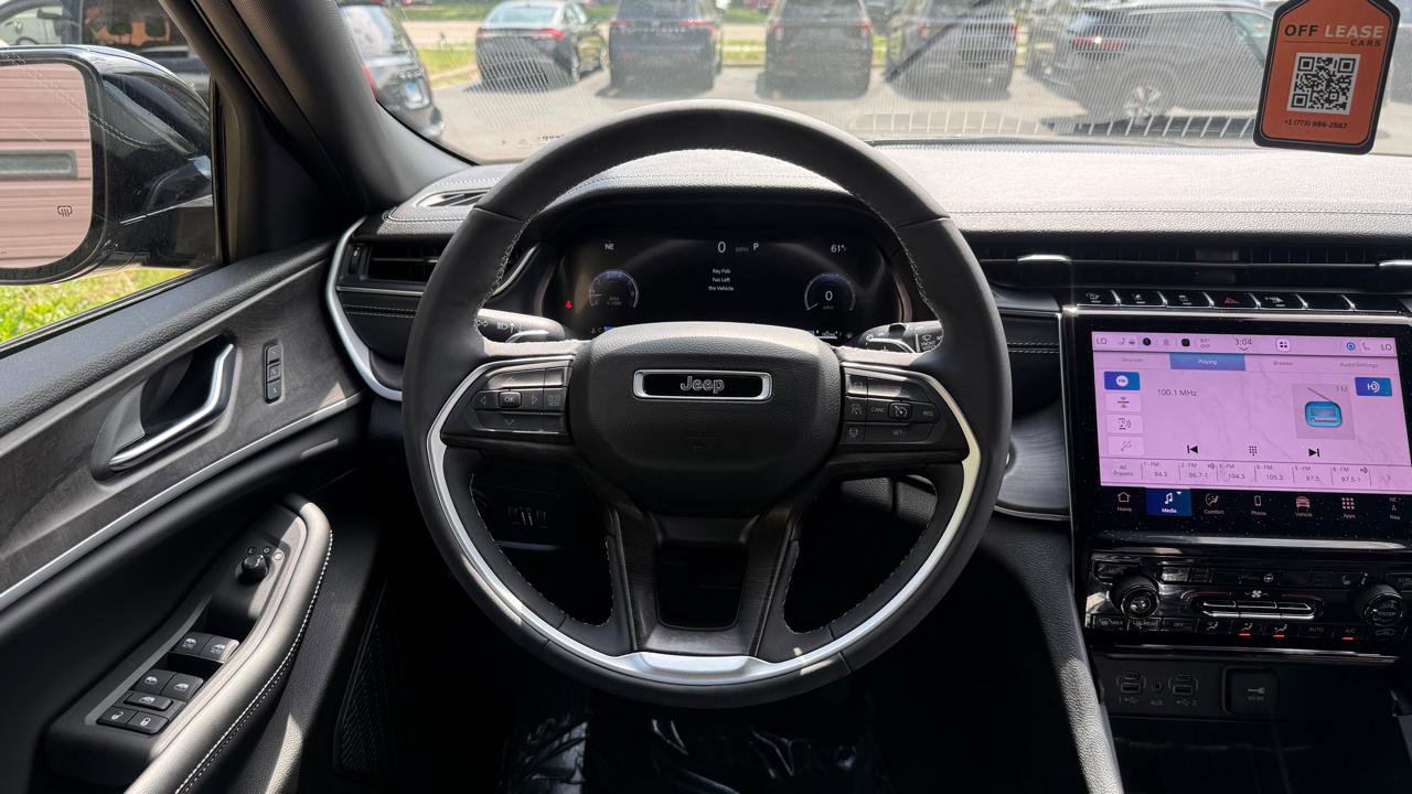 Used 2025 Jeep Grand Cherokee Limited AWD/4WD image 13