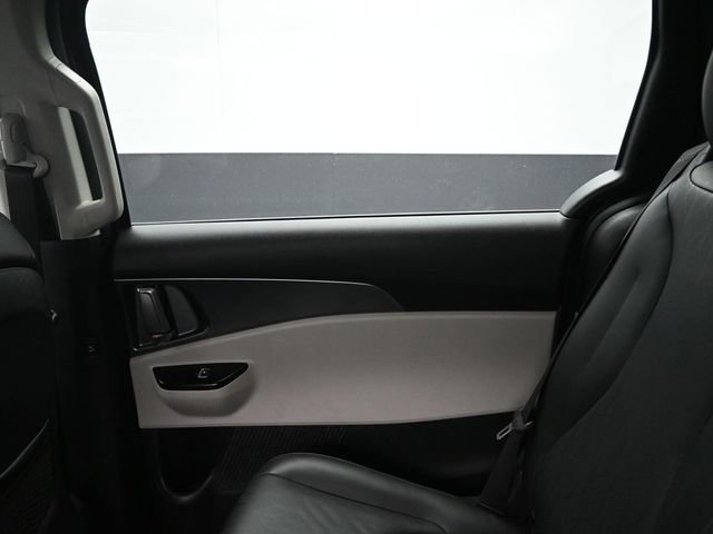 Used 2023 Kia Carnival LX image 27