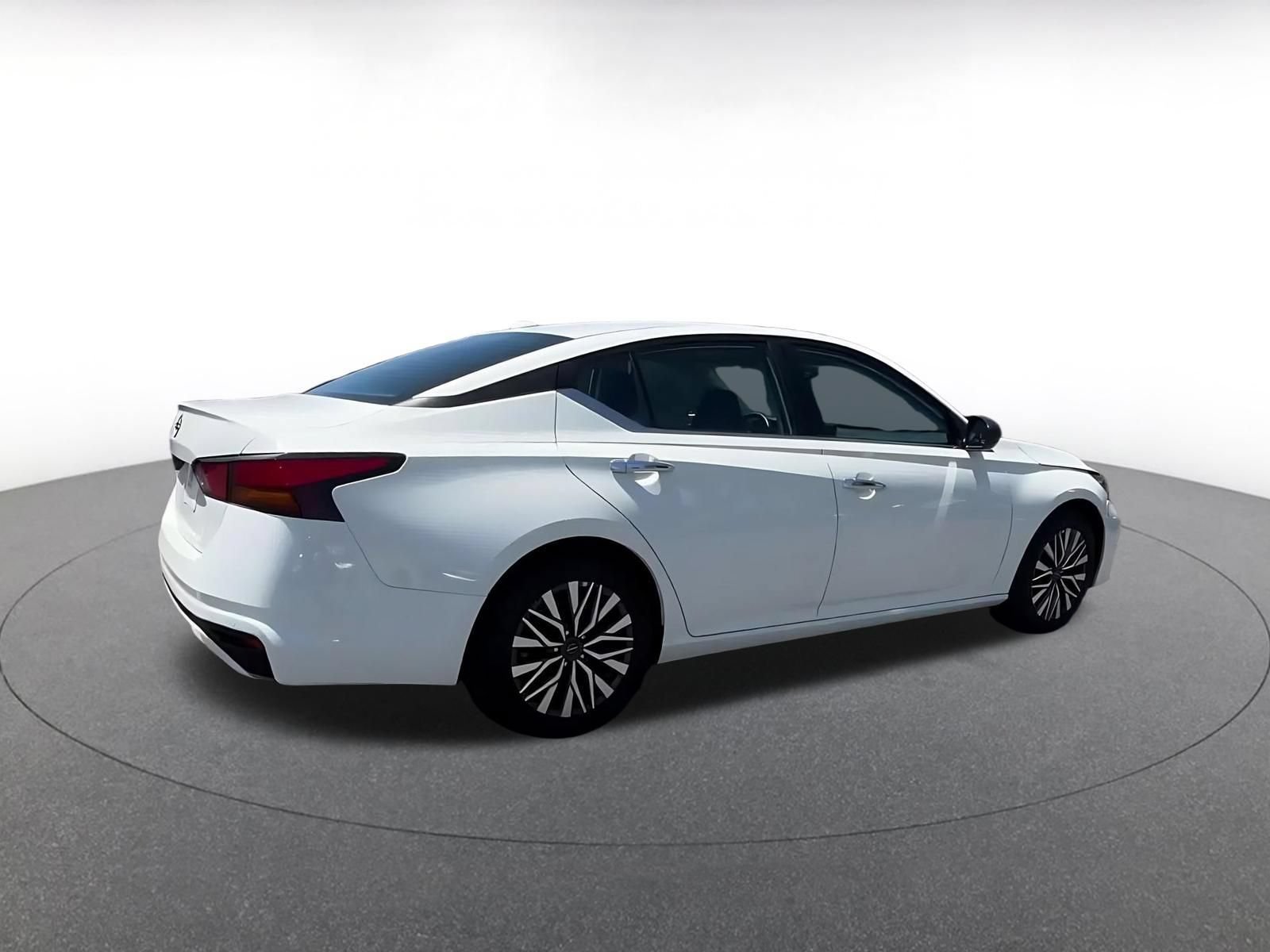 Used 2025 Nissan Altima 2.5 SV FWD image 15