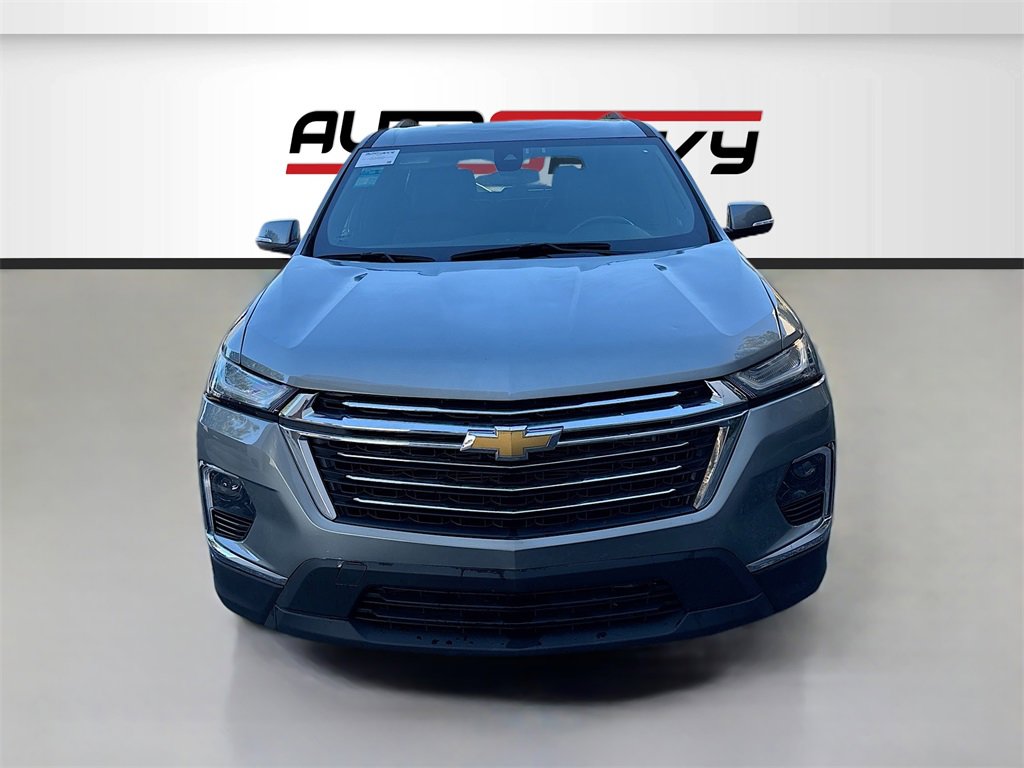 Used 2023 Chevrolet Traverse LT image 2