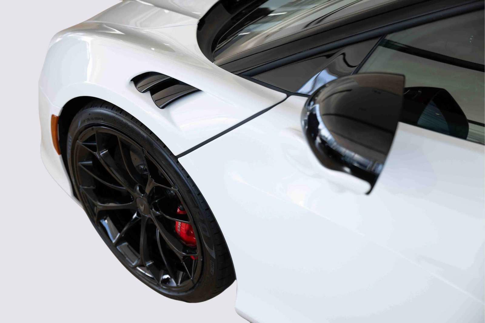 Used 2025 McLaren Artura Spider image 14