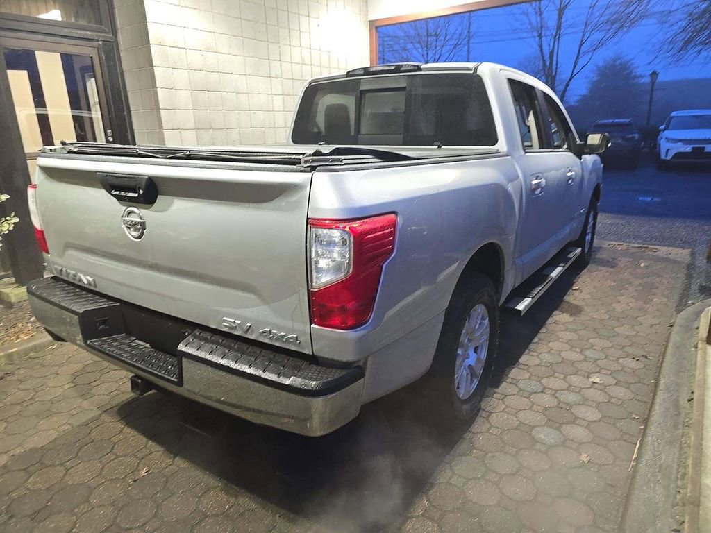 Used 2018 Nissan Titan SV image 7