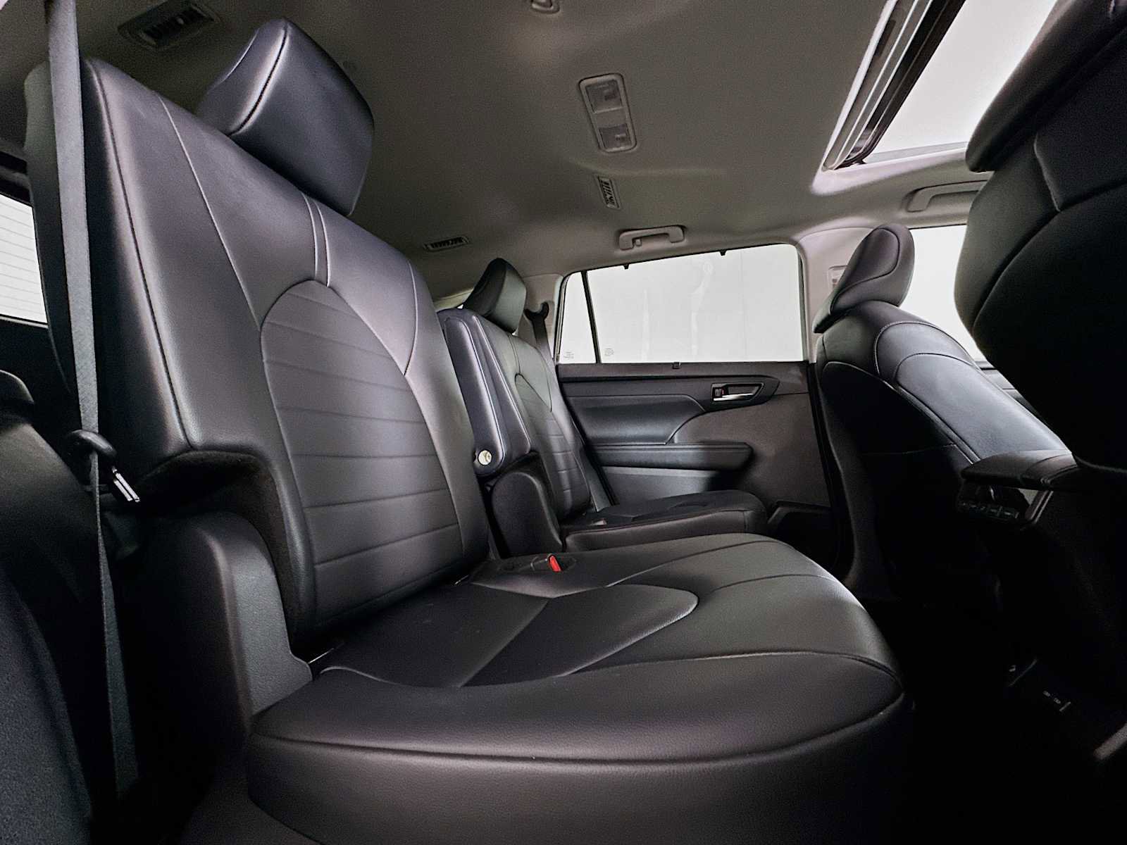 Used 2024 Toyota Highlander XLE image 26