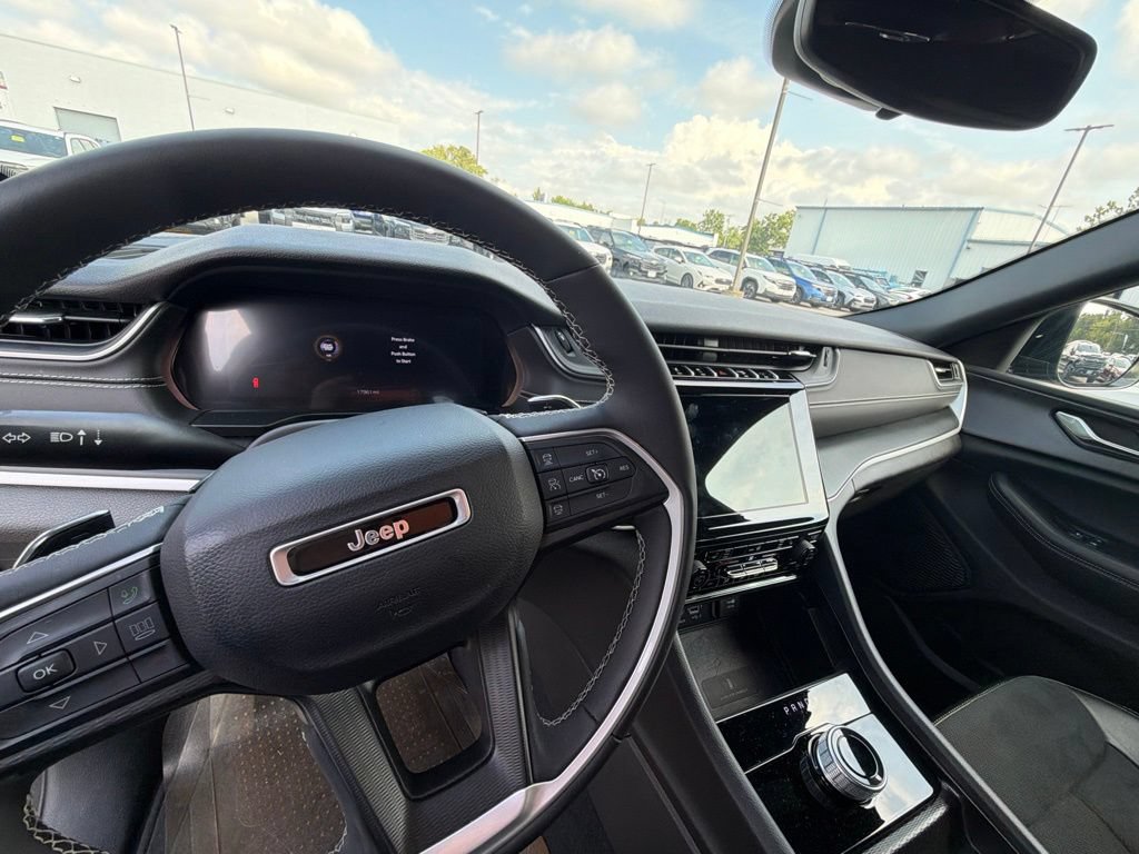 Used 2024 Jeep Grand Cherokee Laredo AWD/4WD image 15