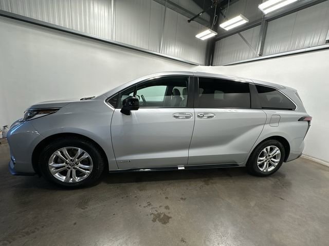 Used 2021 Toyota Sienna XSE image 2