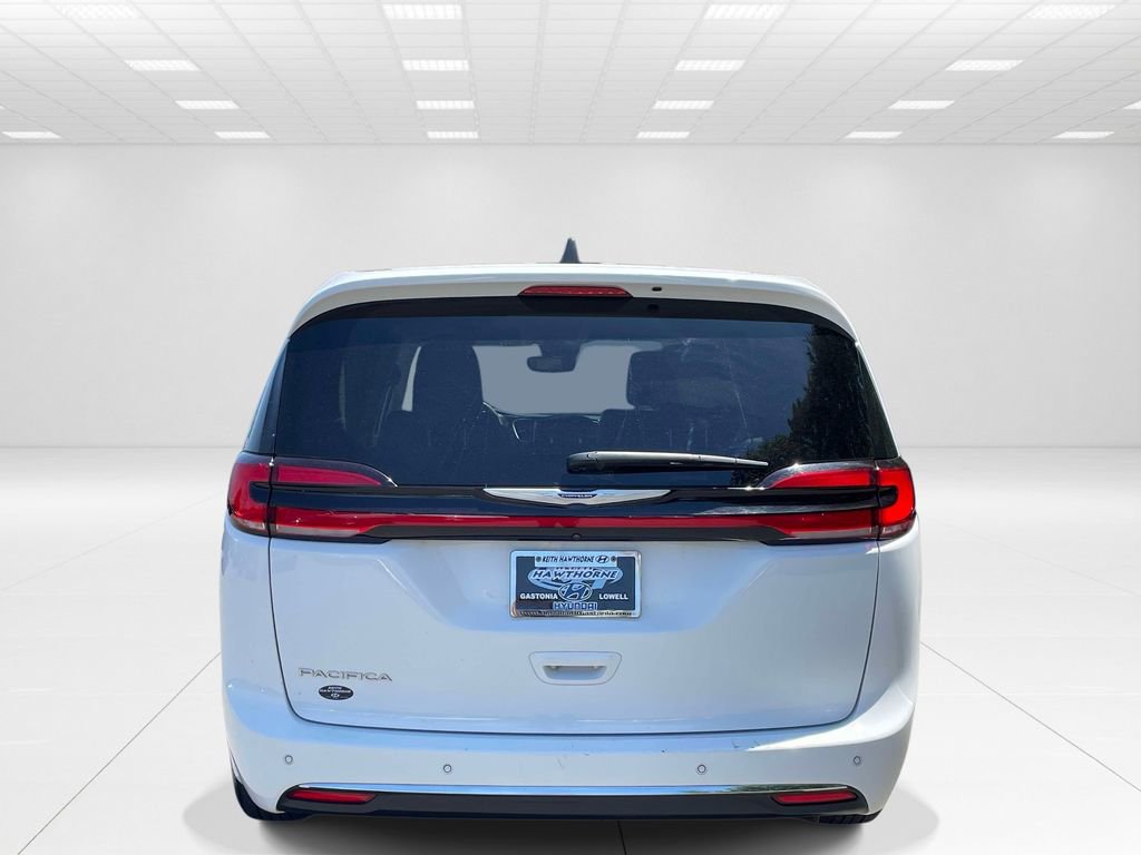 Used 2023 Chrysler Pacifica Touring-L FWD image 5