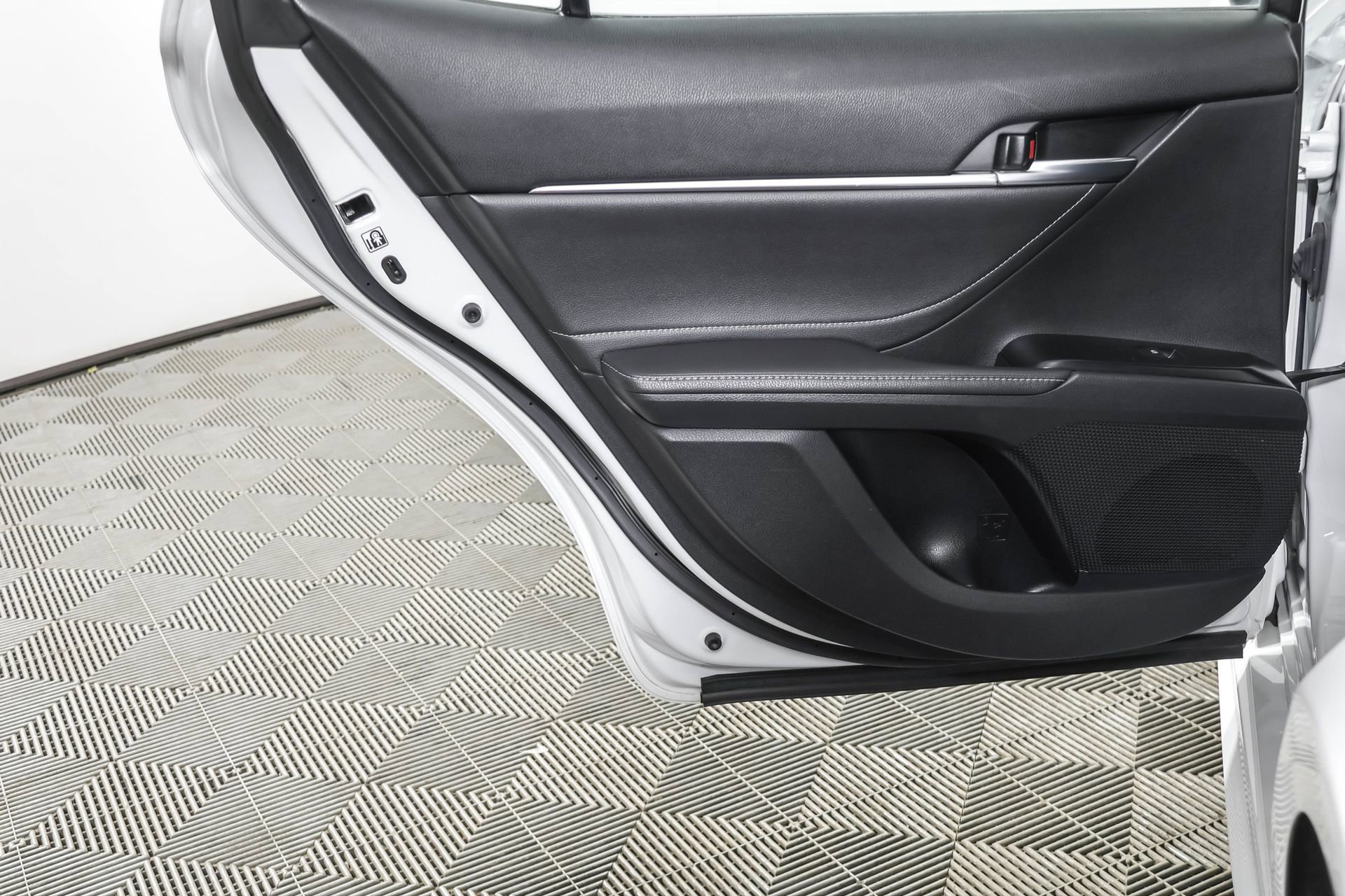 Used 2018 Toyota Camry XSE image 37