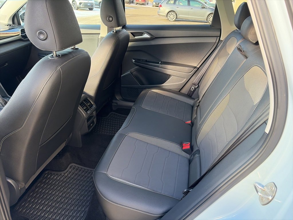 Certified 2025 Volkswagen Taos SE image 13