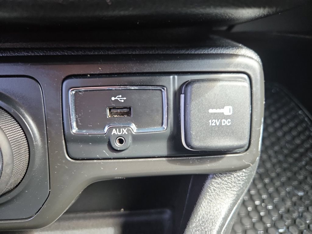 Used 2018 Jeep Renegade Latitude w/ Cold Weather Group image 27