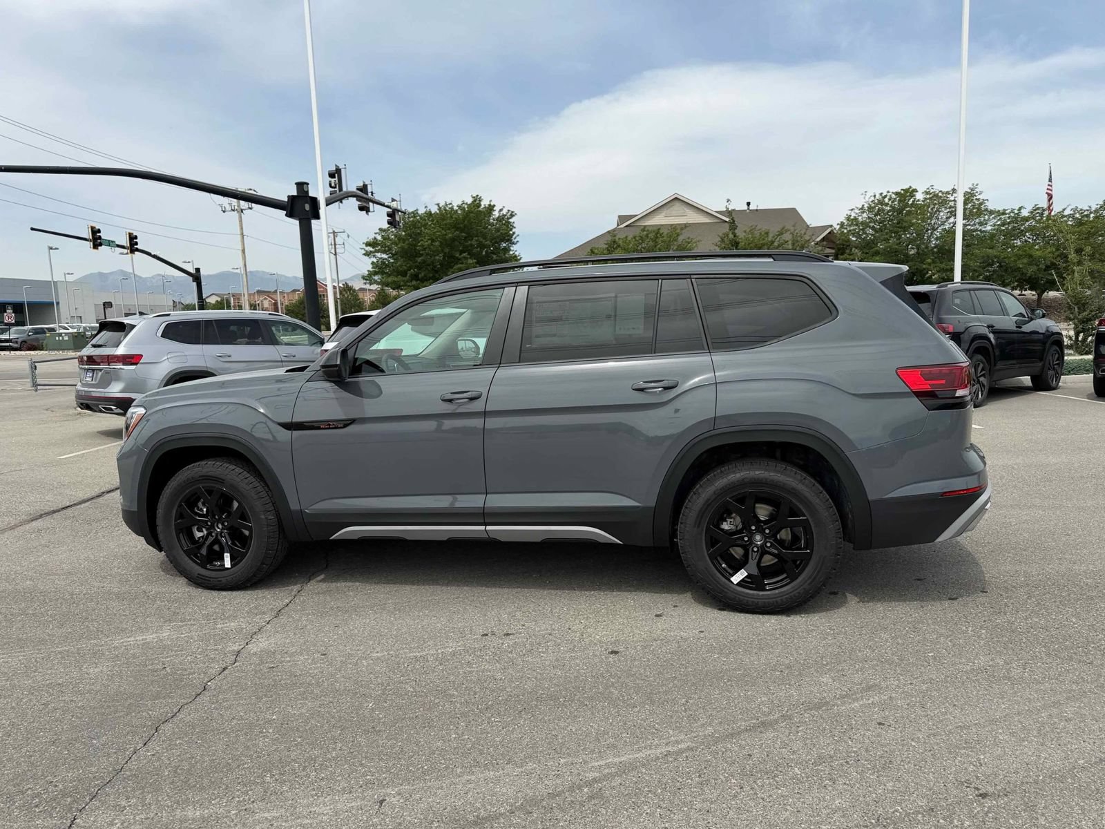 New 2026 Volkswagen Atlas Peak Edition AWD/4WD image 2