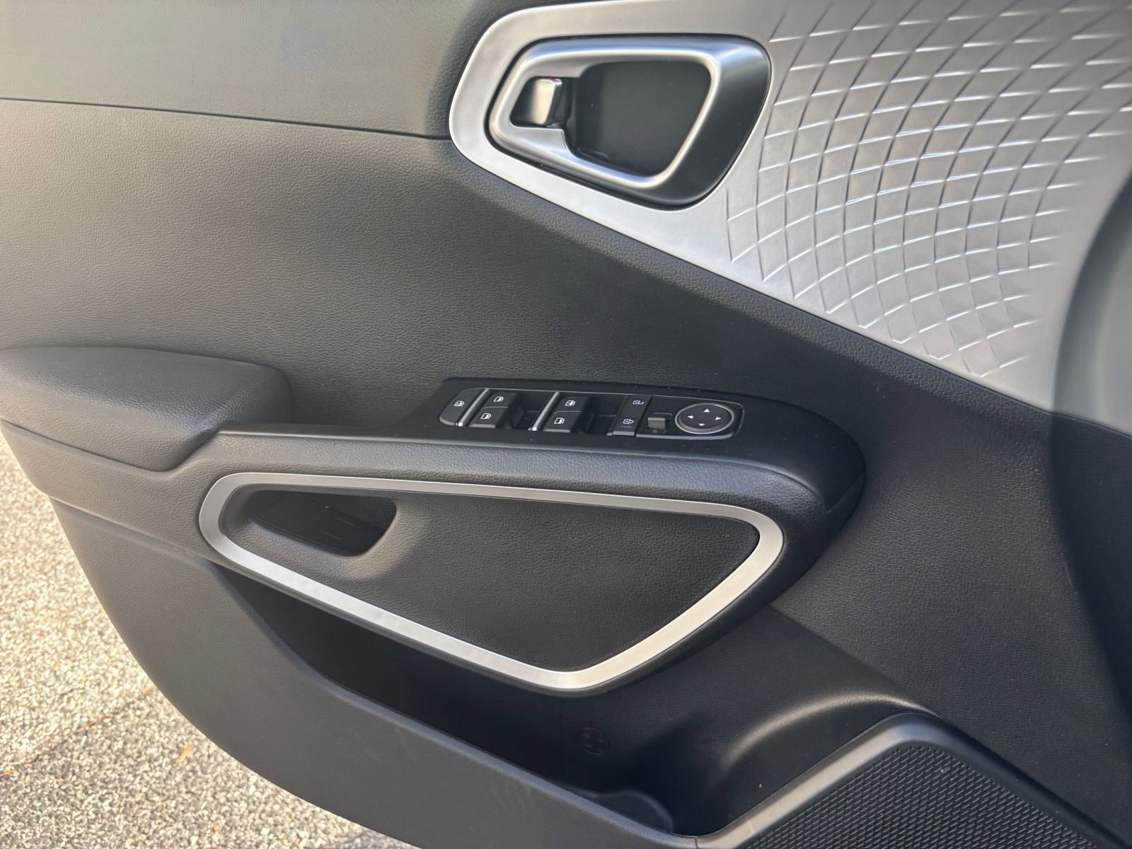 Used 2025 Kia Soul LX w/ LX Technology Package FWD image 18