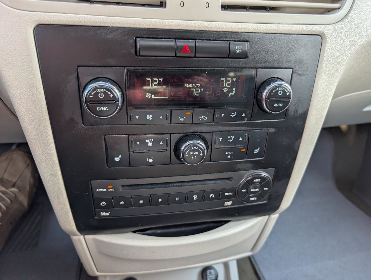 Used 2010 Volkswagen Routan SEL image 23