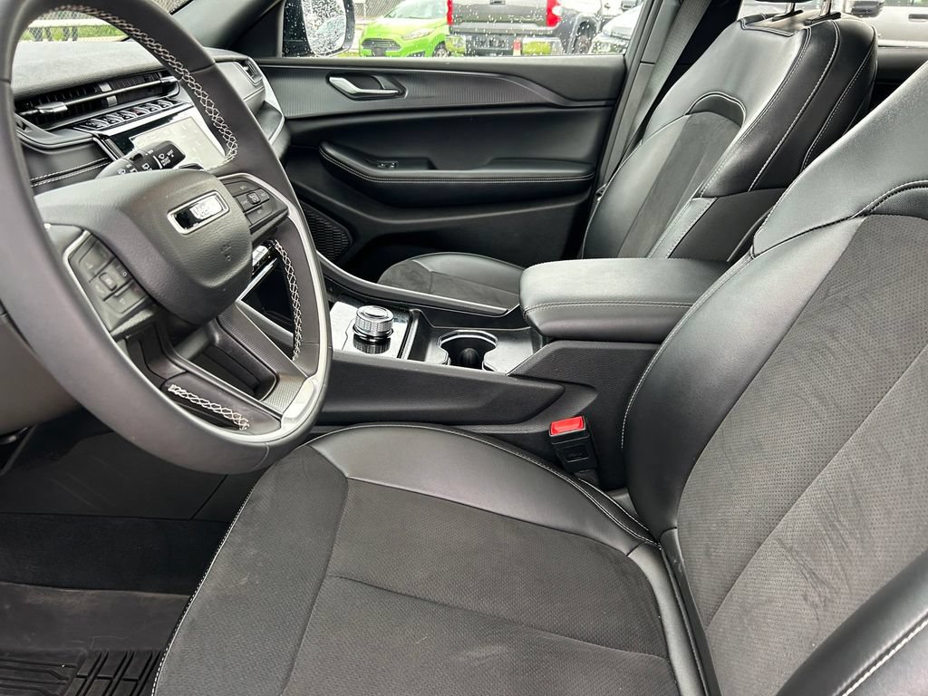 Used 2024 Jeep Grand Cherokee L Altitude AWD/4WD image 11