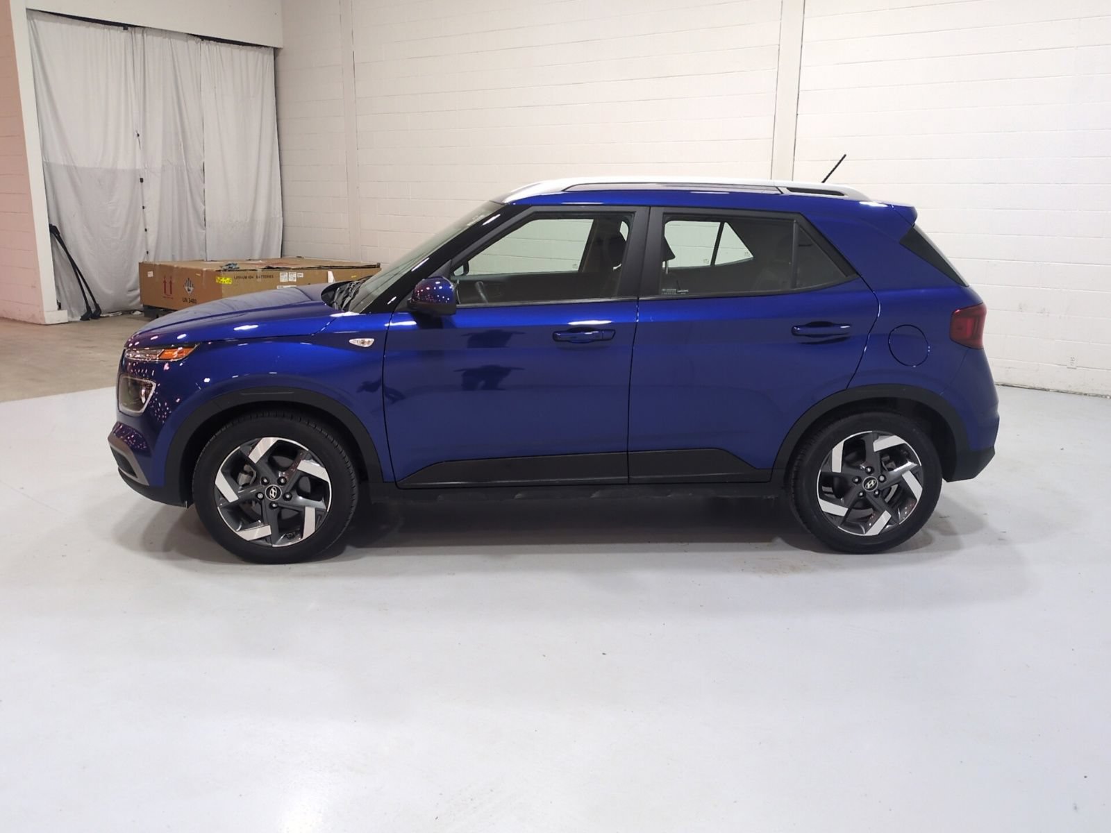 Certified 2023 Hyundai Venue Limited w/ Cargo Package FWD image 6
