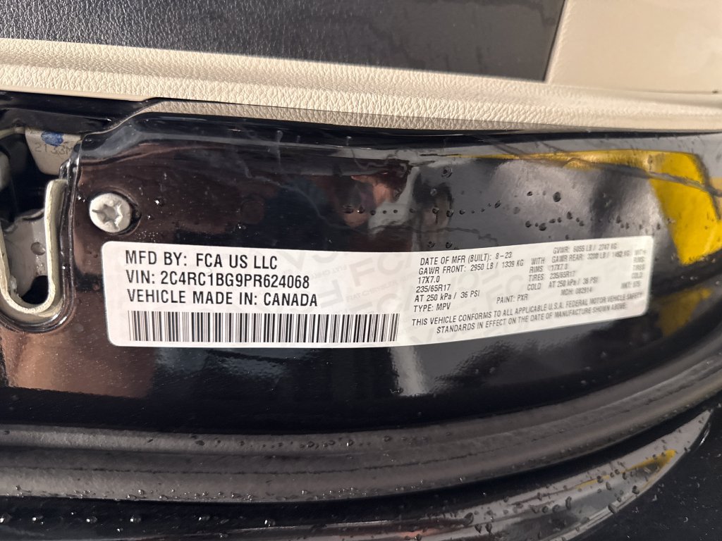 Used 2023 Chrysler Pacifica Touring-L FWD image 27