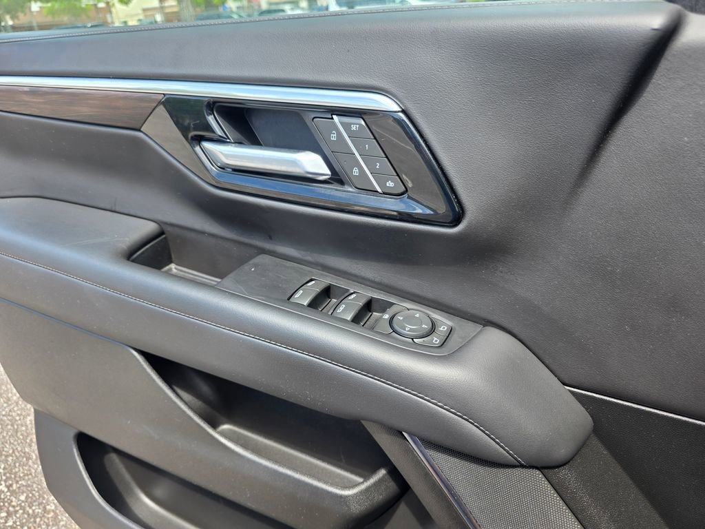 Used 2025 Chevrolet Suburban Z71 AWD/4WD image 14