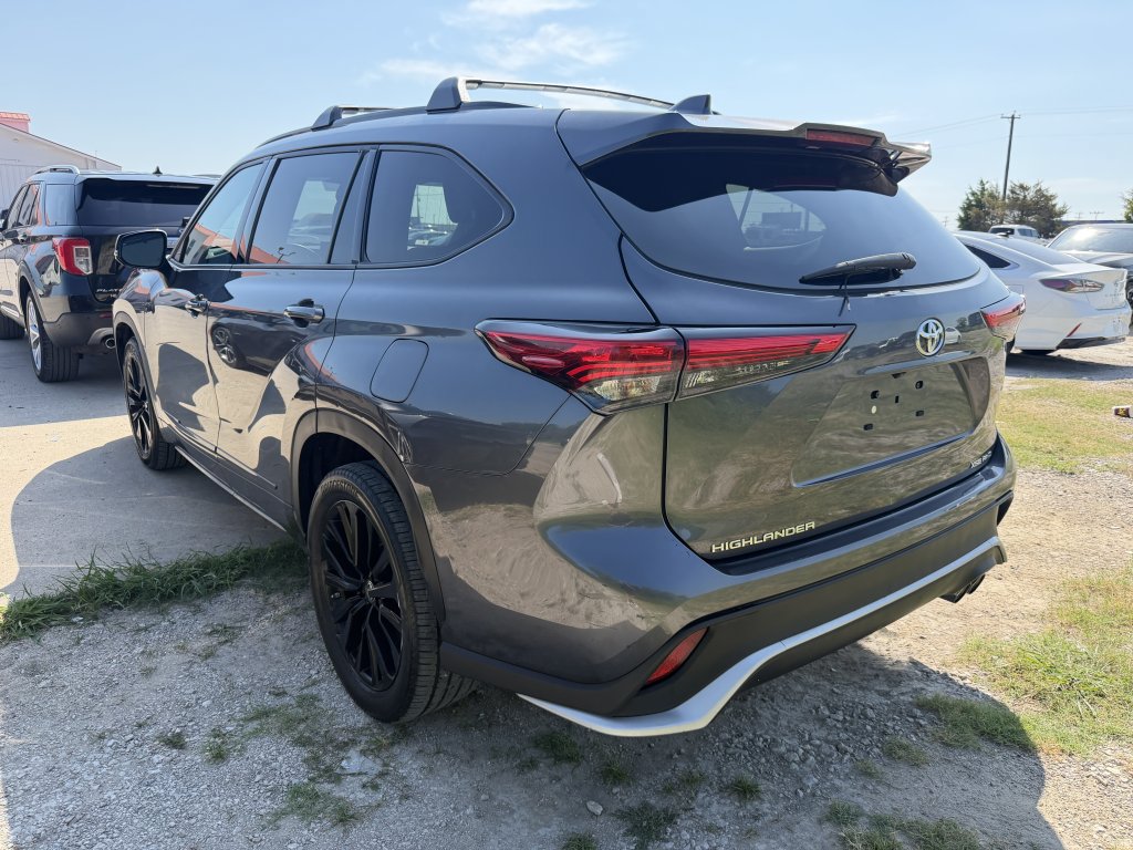 Used 2023 Toyota Highlander XSE AWD/4WD image 2