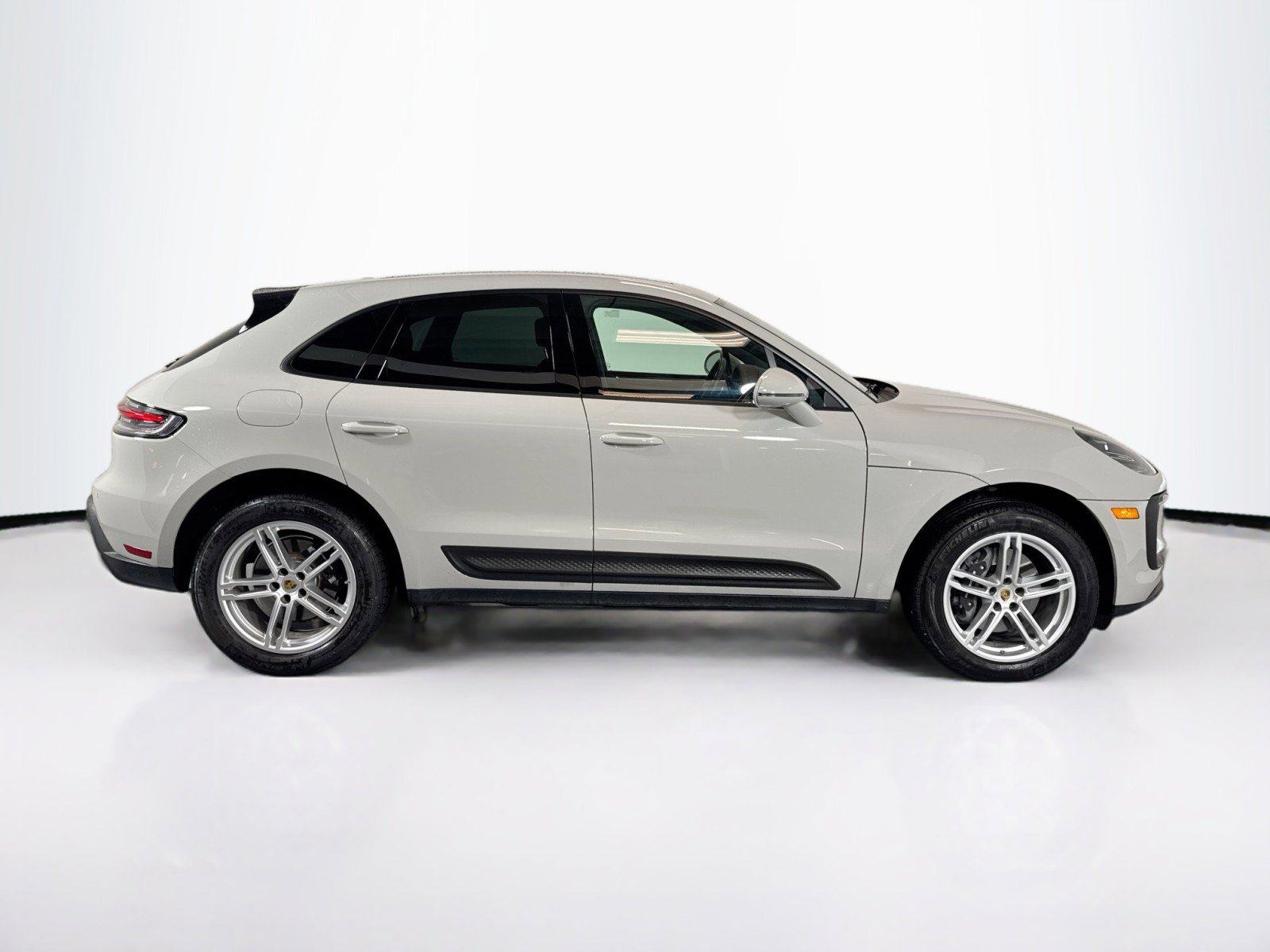 Certified 2025 Porsche Macan AWD/4WD image 8