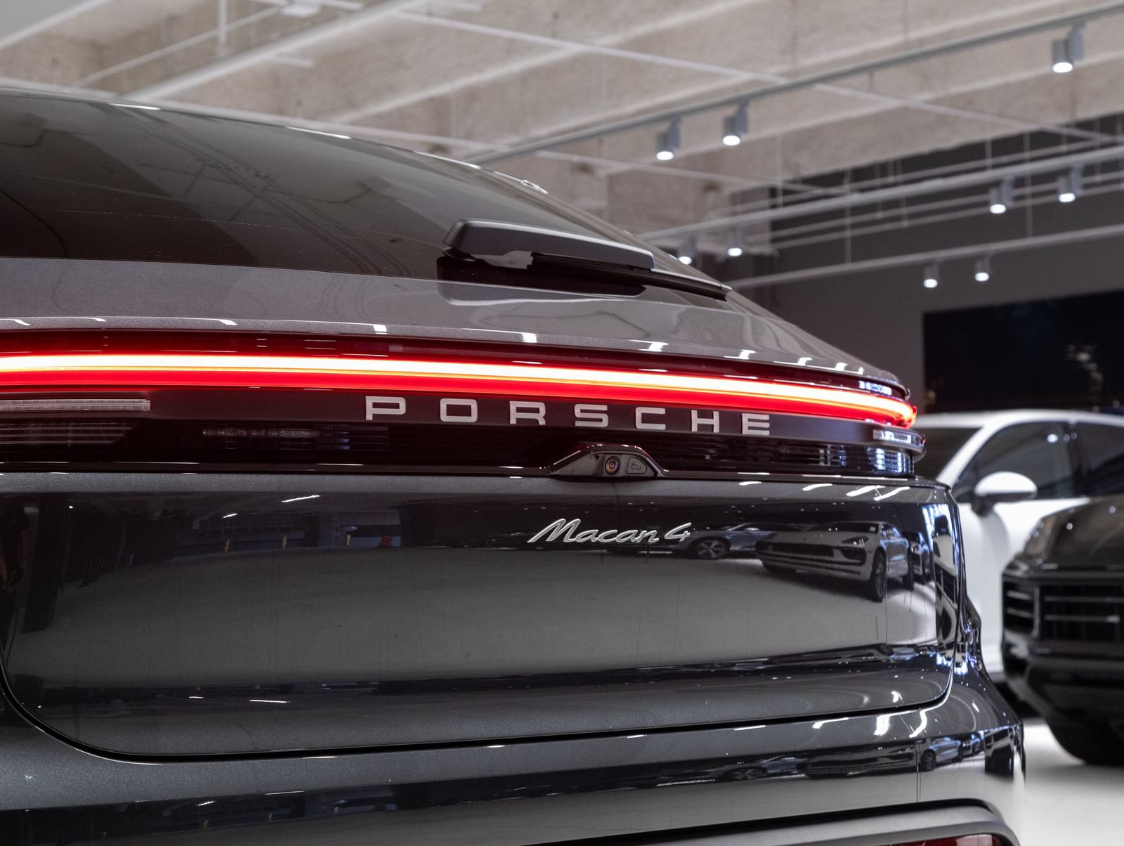 Certified 2026 Porsche Macan 4 Electric AWD/4WD image 31