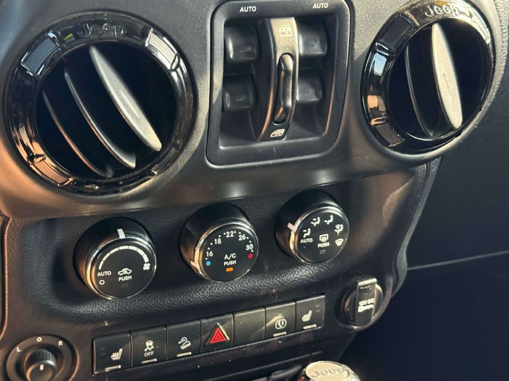 Used 2015 Jeep Wrangler Unlimited Sahara w/ Dual Top Group AWD/4WD image 18